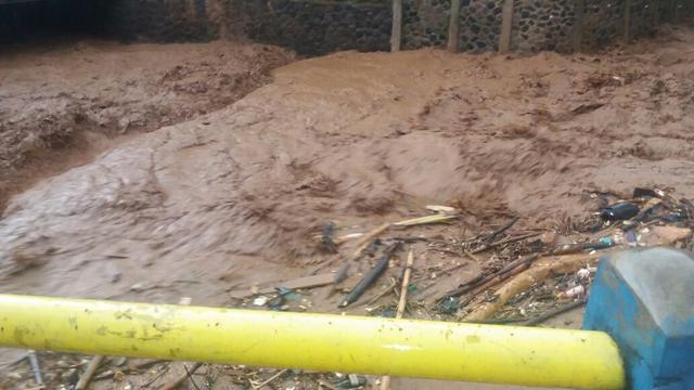Penyebab Banjir Bandang Landa Bandung hingga Libas Belasan Mobil dan Toko