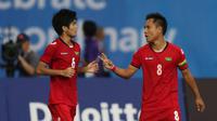 Myanmar U-23 Nay Lin Tun (8) saat melawan Vietnam di semifinal SEA Games 2015 (Bola.com/Arief Bagus)