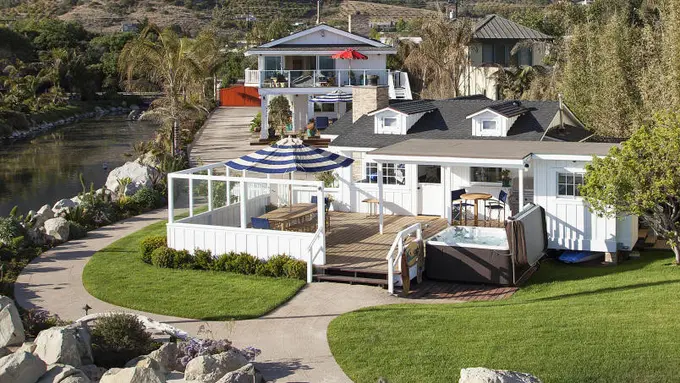 [Bintang] Rumah Mewah Mila Kunis-Ashton Kutcher, Terdampar di Pulau Cantik