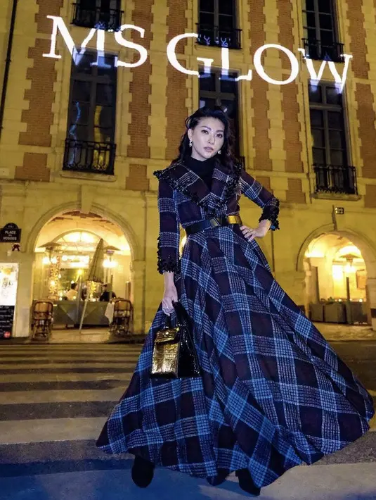 Sarwendah tampil anggun dengan dress biru kotak-kotak dari desainer Fetty Rusli. Ia memadukannya dengan belt hitam yang serasi dengan hand bag Hermesnya.  @sarwendah29