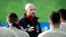 Pelatih Ajax Amsterdam Erik Ten Hag memberi instruksi kepada anak asuhnya saat berlatih jelang menjamu Real Madrid pada leg pertama babak 16 besar Liga Champions di De Toekomst di Ouder-Amstel, Amsterdam, Selasa (12/2). (Robin van Lonkhuijsen/ANP/AFP)