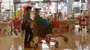 Pembeli mendorong troli berisi barang belanjaan di pusat perbelanjaan Kuningan, Jakarta, Selasa (2/3/2021). Pada Februari 2021, Badan Pusat Statistik (BPS) mencatat laju inflasi sebesar 0,1 persen. Inflasi tersebut turun dari Januari 2021 yang mencapai 0,26 persen. (merdeka.com/Imam Buhori)