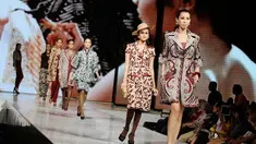 Para model berlenggak-lenggok diatas catwalk dalam acara Jakarta Fashion dan Food Festival. Senin (19/5/2014) (Liputan6.com/Faizal Fanani)