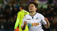 Winger Swanseea Daniel James selangkah lagi membela Manchester United (MU). (AFP/Geoff Caddick)