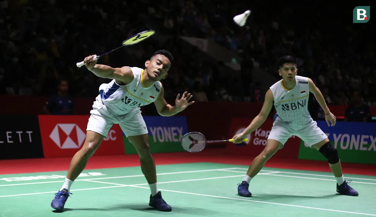<p>Ganda putra Indonesia, Pramudya Kusumawardana/Yeremia Erich Yoche Yacob Rambitan saat menghadapi ganda putra Inggris, Ben Lane/Sean Vendy pada laga babak 32 besar Kejuaraan bulu tangkis Indonesia Open 2023 di Istora Senayan, Jakarta, Rabu (14/6/2023). Pramudya Kusumawardana/Yeremia Erich Yoche Yacob Rambitan menang rubber game 21-15, 13-21 dan 21-14 . (Bola.com/Bagaskara Lazuardi)</p>