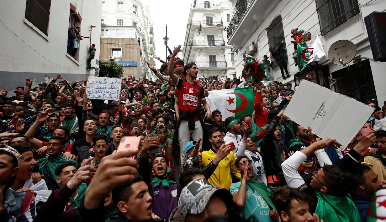 Para pengunjuk rasa berteriak ketika berdemonstrasi di Aljir, Aljazair, Jumat (19/4). (REUTERS/Ramzi Boudina) Demonstrasi berlangsung damai. (REUTERS/Ramzi Boudina)