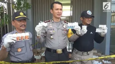 Di Madiun, sebuah rumah digerebek Polisi dan BPOM karena terbukti memproduksi obat tanpa ijin.