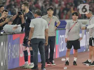 Presiden Republik Indonesia, Joko Widodo (Jokowi) menyapa penjaga gawang timnas Indonesia Maarten Paes usai laga kedua Grup C putaran ketiga Kualifikasi Piala Dunia 2026 Zona Asia di Stadion Utama Gelora Bung Karno (SUGBK), Jakarta, Selasa (10/9/2024). (Liputan6.com/Angga Yuniar)