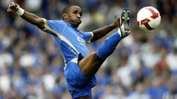 Portsmouth's English striker Jermain Defoe kicks the ball during their Premier League match against Middlesbrough at Fratton Park, Portsmouth, on September 13, 2008. AFP PHOTO/Glyn Kirk