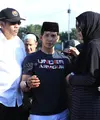 Kabar duka dari dunia selebriti Iko Uwais. Ayah aktor laga itu, Musthafa Kamaluddin baru saja menghembuskan napas terakhirnya pada Rabu (8/3) sekitar pukul 09.30 WIB. (Adrian Putra/Bintang.com)