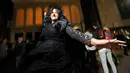 Seorang wanita mengenakan kostum sambil menari saat perayaan Halloween di jalanan kota Salem, Massachusetts, AS, Rabu (31/10). Kota Salem juga dikenal sebagai Kota Penyihir karena memiliki banyak tempat yang menyeramkan. (Joseph PREZIOSO/AFP)