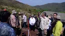 Menteri Lingkungan Hidup dan Kehutanan Siti Nurbaya (tengah) meninjau lokasi Penananaman Pohon dalam rangka HMPI di Taman Hutan Raya, Kalimantan Selatan, (25/11). HMPI akan resmi dibuka besok. (Liputan6.com/JohanTallo)