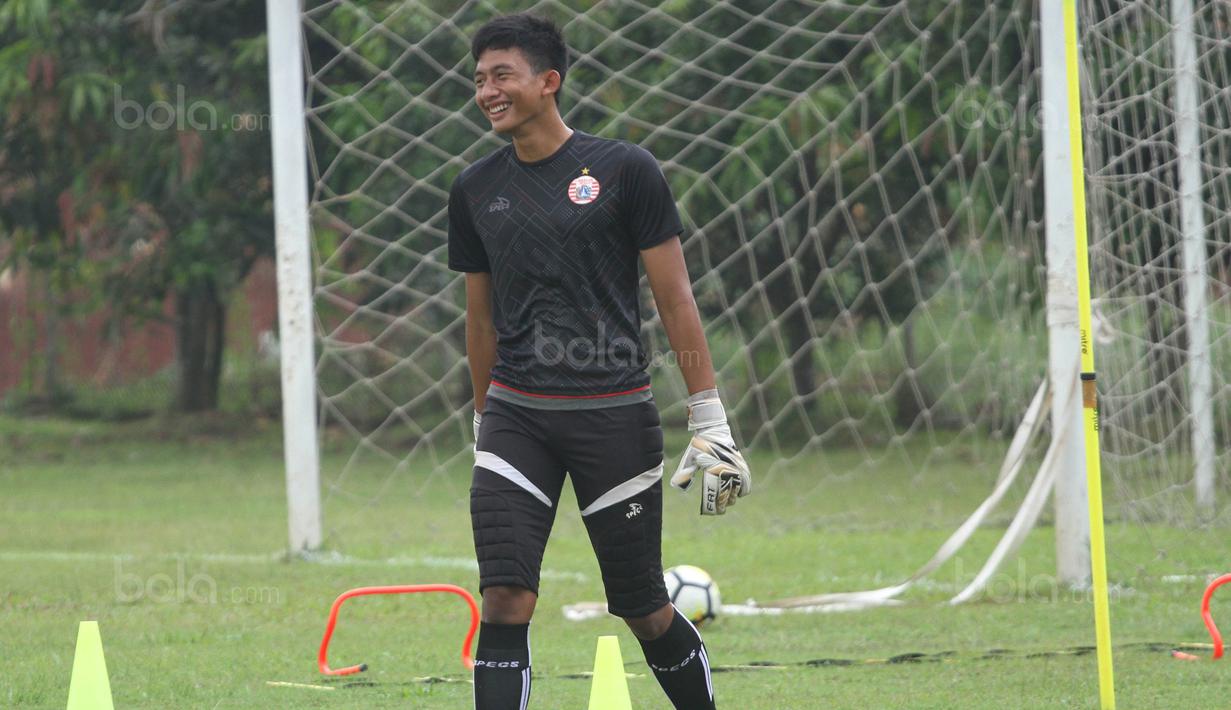 Kiper Persija Jakarta, Gianluca Rossi, saat latihan di Lapangan Sutasoma, Jakarta, Senin (26/3/2018). Macan Kemayoran merekrut kiper Timnas Indonesia U-19 untuk mengisi kuota tambahan. (Bola.com/Asprilla Dwi Adha)