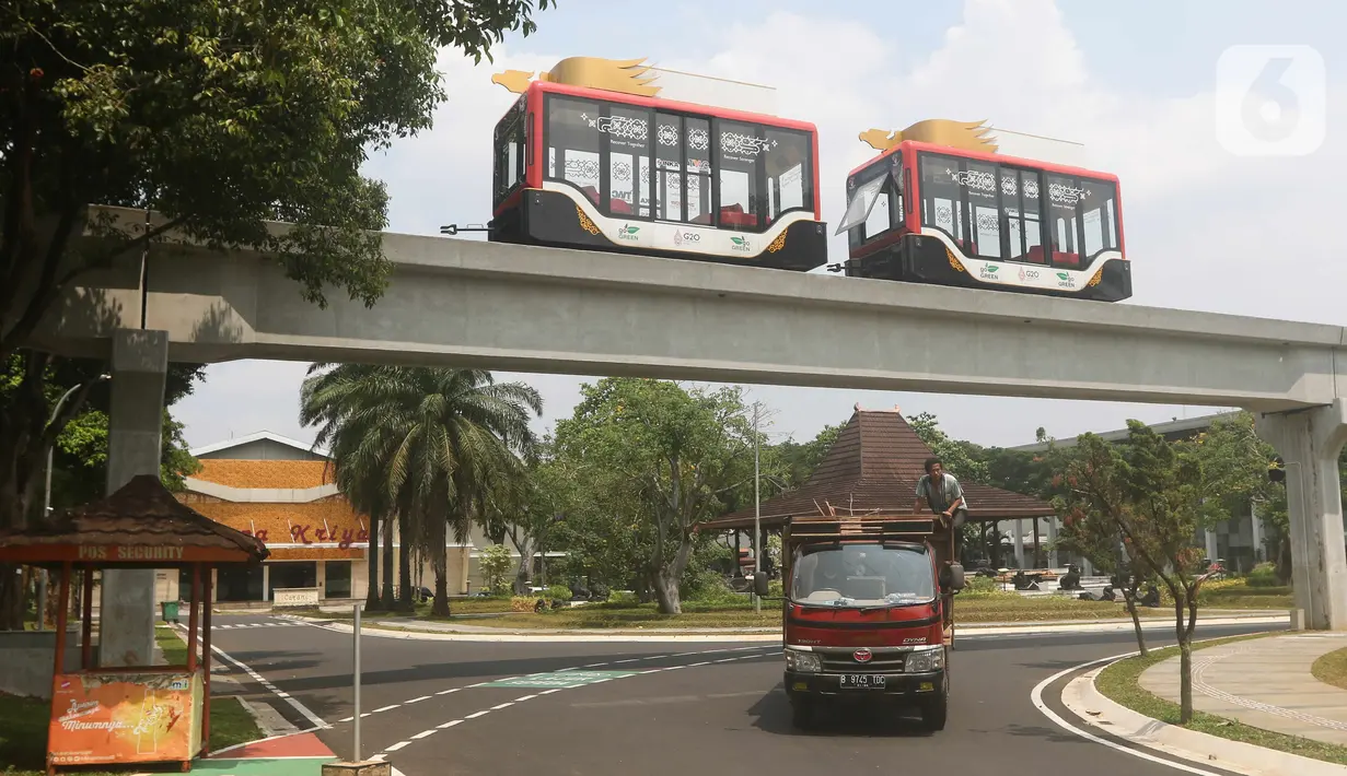 Dua unit Tram Mover Garuda Kencana yang sedang melintas di Taman Mini Indonesia Indah, Jakarta, Rabu (28/9/2022). . Menurut Direktur Utama PT INKA (Persero) Budi Noviantoro Tram Mover ini akan menggantikan kereta layang. (Liputan6.com/Herman Zakharia)