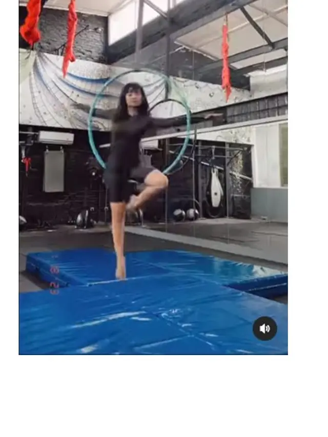 8 Potret Fuji An Jalani Olahraga Aerial Hoops, Banjir Pujian