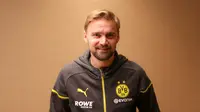Legenda Borussia Dortmund, Marcel Schmelzer berpose setelah sesi wawancara yang berlangsung di Hotel Fairmont, Senayan, Jakarta, Jumat (08/09/2023). (Bola.com/Bagaskara Lazuardi)