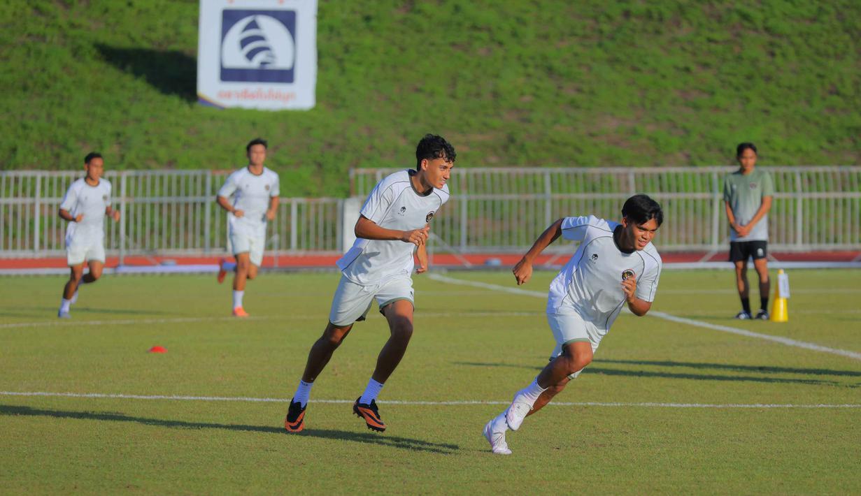 Timnas Indonesia U-22 menatap partai pertama di SEA Games 2025 melawan Filipina dengan optimisme. Tampak dalam foto, pemain Tim Nasional (Timnas) Indonesia U-22 melakukan sesi latihan di Rajamangala University of Technology Lanna Stadium, Doi Saket, Chiang Mai pada Minggu (7/12/2025) sore waktu setempat. (Bola.com/Bagaskara Lazuardi)