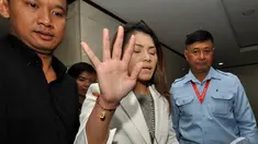 Artha Meris Simbolon menolak menjawab pertanyaan wartawan usai menjalani sidang vonis di Pengadilan Tipikor, Jakarta, Kamis (20/11/2014). (Liputan6.com/Miftahul Hayat)