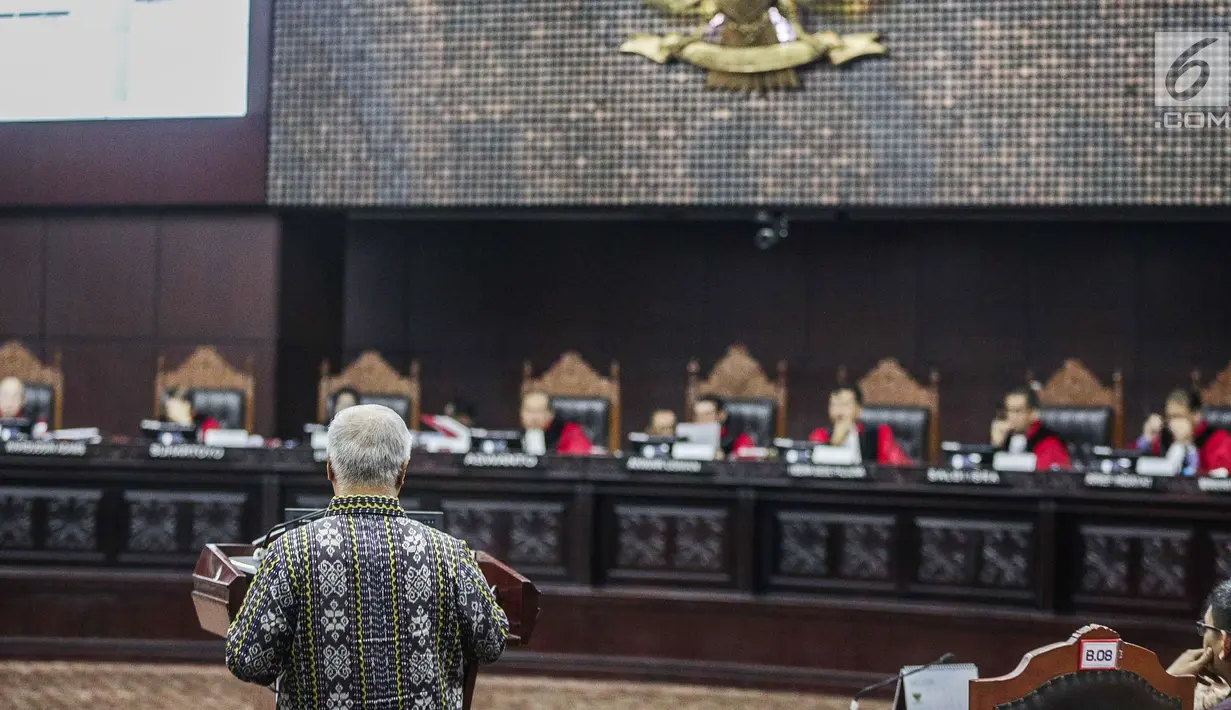 Pakar IT Profesor Marsudi Wahyu Kisworo memberi keterangan dalam sidang sengketa Pilpres 2019 Gedung MK, Jakarta, Kamis (20/6/2019). Dalam paparannya, Marsudi mengatakan juga bahwa Situng dibangun di tiga lokasi. (Liputan6.com/Faizal Fanani)