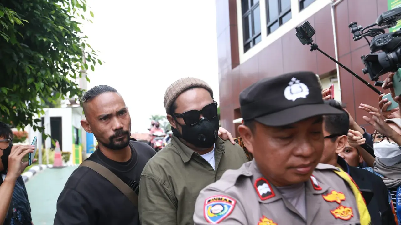 Virgoun dikawal saat menghadiri sidang cerai bersama Inara Rusli (Liputan6.com - M Altaf Jauhar)