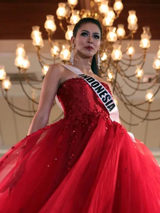 Sebagai salah satu generasi penerus bangsa, Bunga akan membawa harum nama Indonesia di ajang bergengsi Miss Universe 2017. Akan mengenakan berbagai kostum, Bunga akan bertolak ke Amerika Serikat pada 10 November 2017 nanti. (Deki Prayoga/Bintang.com)