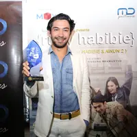 Survei dilakukan demi mencari tokoh yang pas untuk memerankan mantan presiden tersebut. Nama Reza Rahadian muncul setelah melakukan survei lapangan di IPDN. (Adrian Putra/Bintang.com)