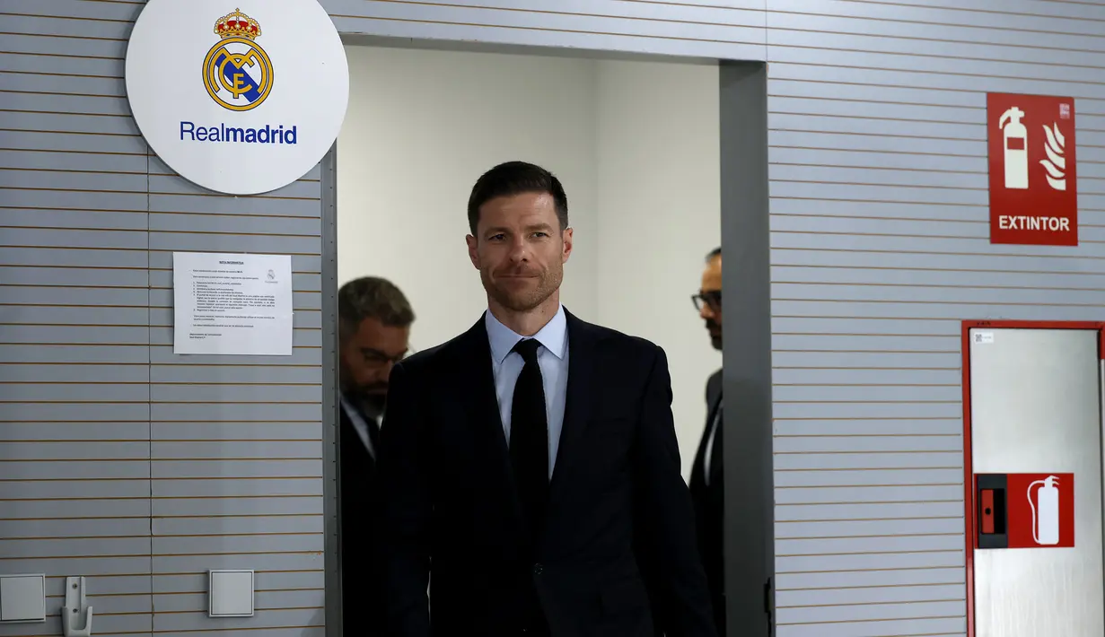 Xabi Alonso memasuki ruang konferensi pers perkenalan pelatih baru Real Madrid yang berlangsung di Real Madrid Sports City, Valdebebas, Spanyol, Senin (26/05/2025) waktu setempat. (AFP/Thomas Coex)