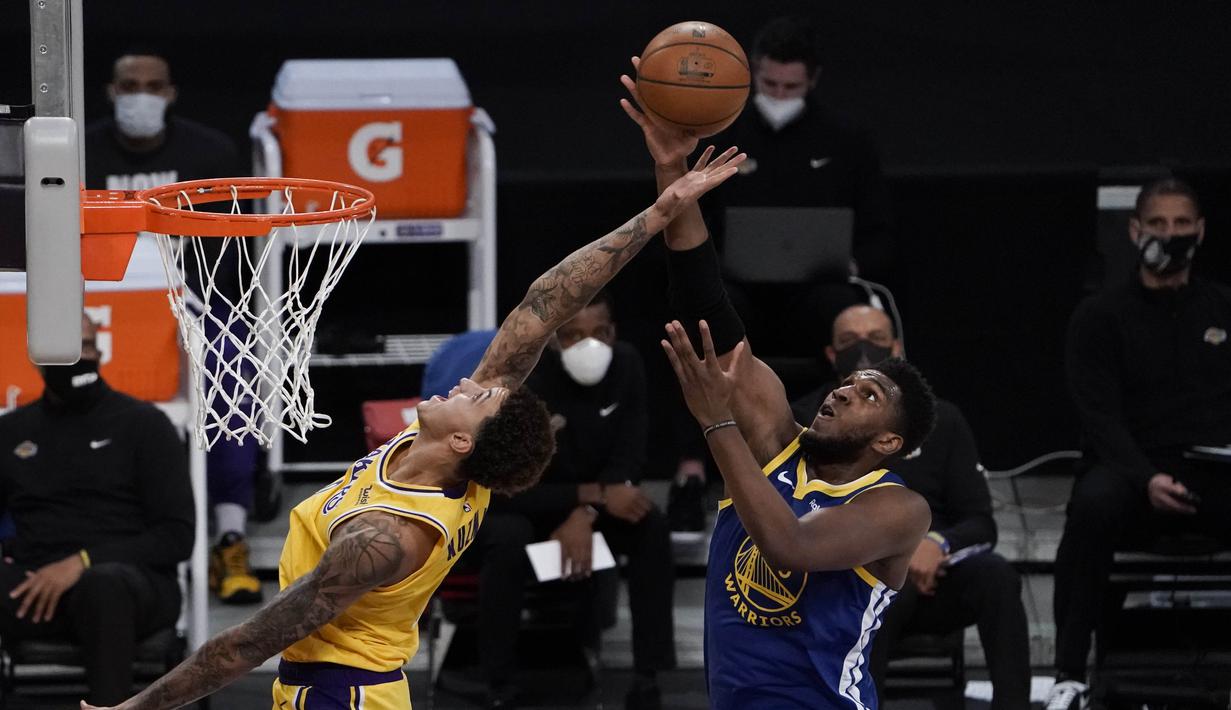 Pebasket Golden State Warriors Kevon Looney (kanan) berhasil menahan bola dari pebasket LA Lakers Kyle Kuzma dalam pertandingan NBA di Staples Center,  Los Angeles, California, Amerika Serikat, Senin (18/1/2020). (AP Photo/Jae C. Hong)