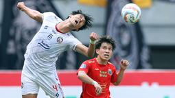 Pemain Arema FC,&nbsp;Syaeful Anwar&nbsp;(kiri), berebut bola diudara dengan pemain Persija Jakarta, Ryo Matsumura dalam pertandingan pekan kesembilan BRI Liga 1 2023/2024 yang berlangsung di Stadion Patriot Candra Bhaga, Bekasi, Minggu (20/9/2023). (Bola.com/M Iqbal Ichsan)