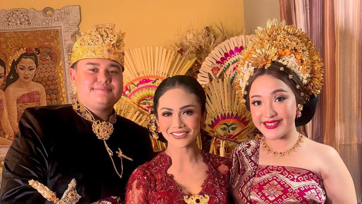 6 Pesona Krisdayanti Berkebaya maroon di Pernikahan Kakak Sarah Menzel
