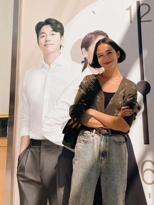 Putri Marino juga sempat terlihat memakai celana denim serta sweaters simpel saat berfoto dengan poster aktor Korea Selatan, Gong Yoo. Ia juga memilih memakai shoulder bag berwarna hitam untuk detail penampilannya. (Liputan6.com/IG/@putrimarino)