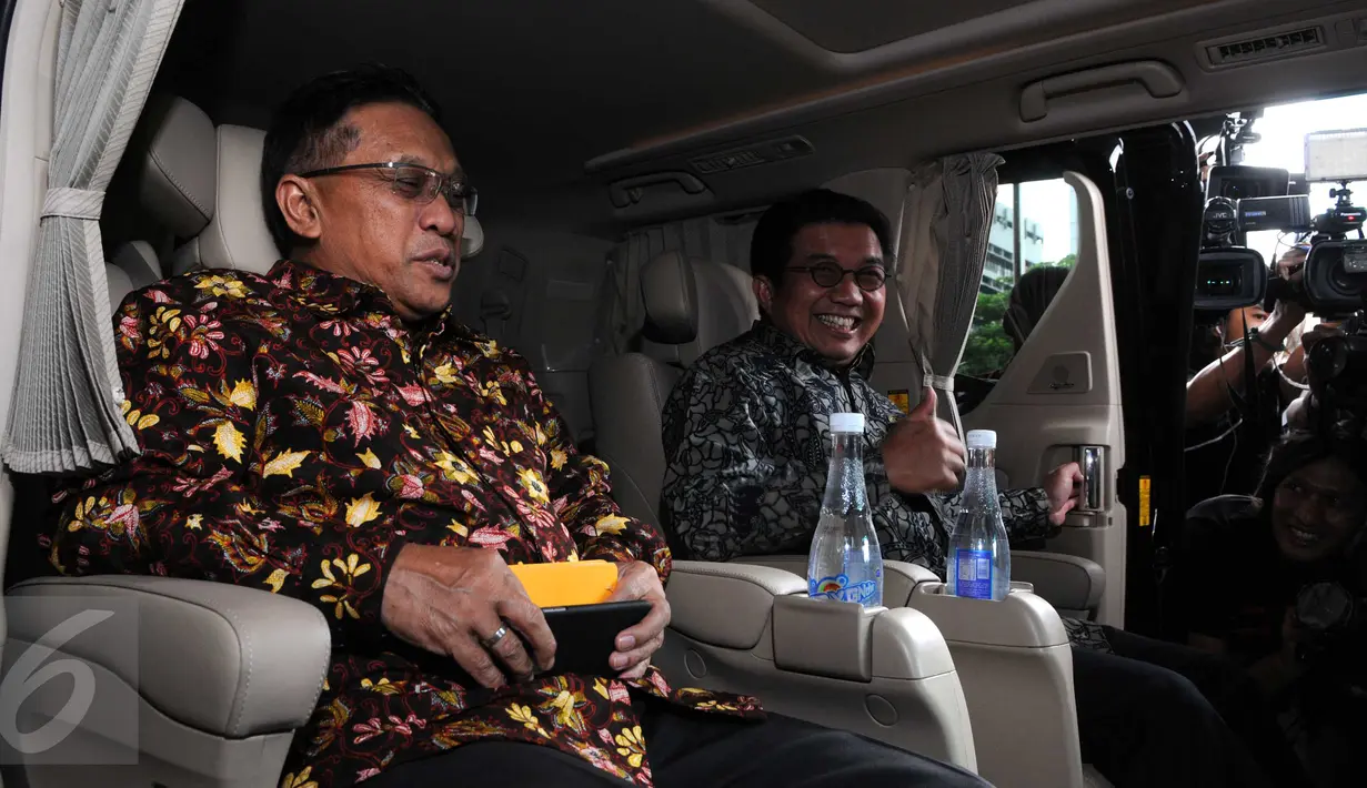 Ketua Dewan Komisioner OJK, Muliaman D Hadad (kanan) usai melakukan pertemuan di Gedung KPK, Jakarta, Jumat (19/02). Kedatangan pihak OJK dalam rangka membuat kerjasama untuk penanganan tindak pidana korupsi di badan OJK. (Liputan6.com/Helmi Afandi)