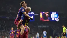 Gelandang Barcelona asal Spanyol, Daniel Olmo (kanan) merayakan gol bersama Fermin Lopez usai mencetak gol pada pertandingan pekan ke-18 Liga Spanyol 2025/2026 melawan RCD Espanyol di Stadion RCDE, Sabtu 3 Januari 2026 waktu setempat atau Minggu (4/1/2026) dini hari WIB. Derbi Catalunya antara RCD Espanyol dan Barcelona pada pekan ke-18 Liga Spanyol 2025/2026 berakhir dengan kemenangan Blaugrana. (MANAURE QUINTERO/AFP)