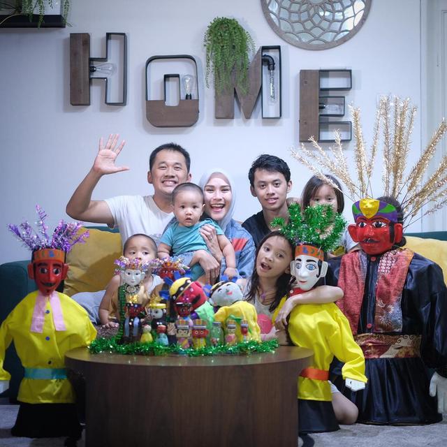 5 Potret Bahagia Seleb dengan Banyak Anak saat Kumpul