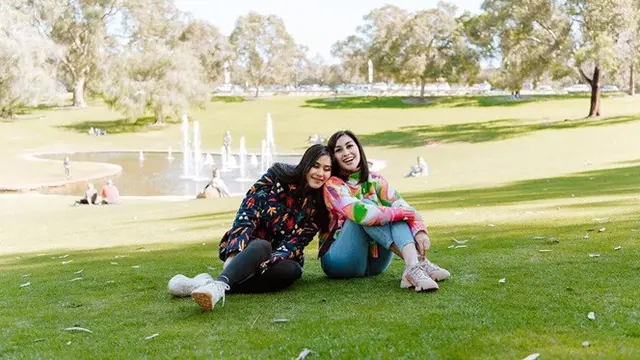 7 Potret Kompak Nisya Ahmad dan Syahnaz, Sibling Goals Banget
