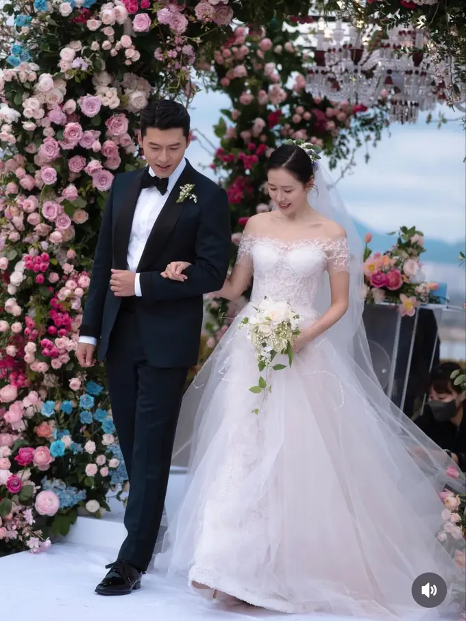 Son Ye-jin Rayakan Anniversary ke-4 bersama Hyun Bin. [@yejinhand]