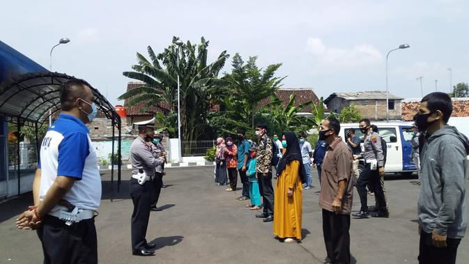 Gerakan senam AWS3 yang dipelopori Andrie Wongso tersebut dimainkan secara lincah oleh pemohon SIM di Polres Grobogan, demi memperkuat daya tahan tubuh untuk menangkal Covid-19. (Foto: Liputan6.com/Felek Wahyu)