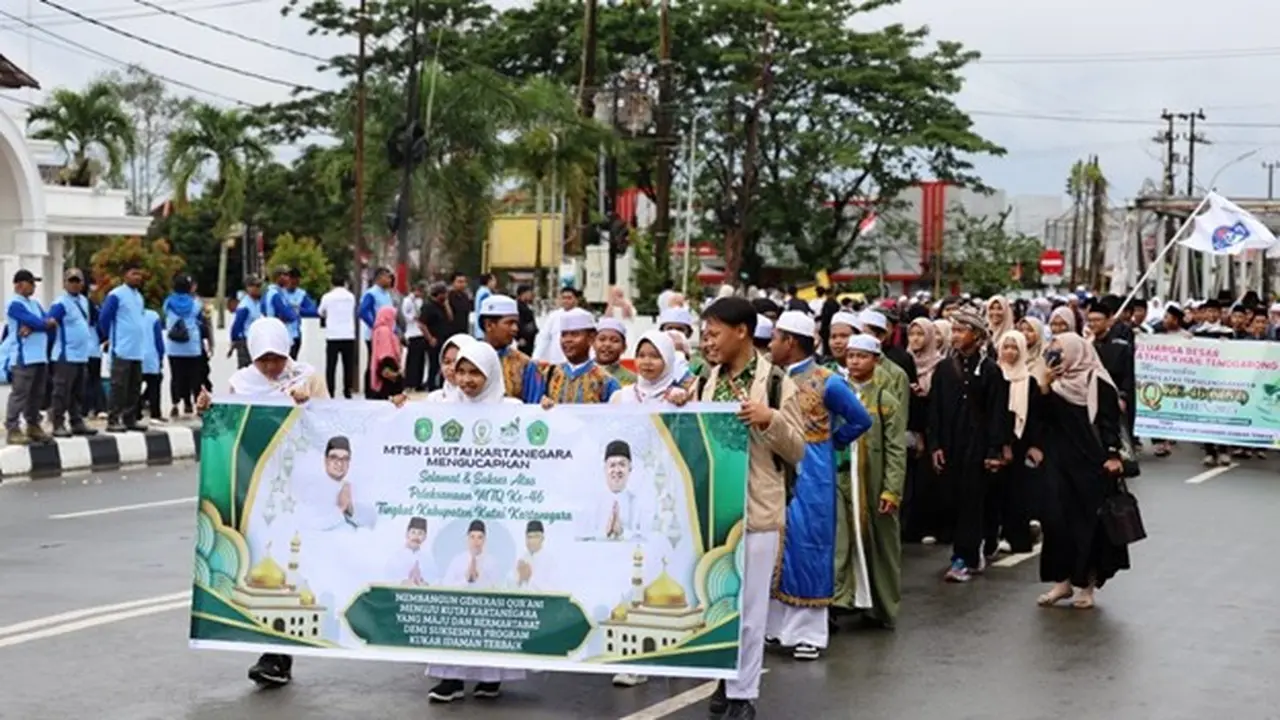 Ratusan Peserta dan Warga Antusias Meramaikan Pawai Ta’aruf MTQ ke-46 di Tenggarong