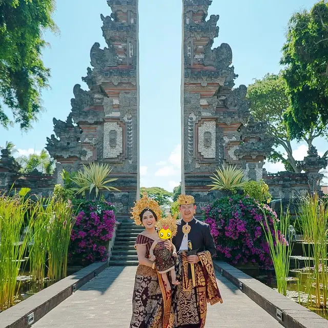 6 Potret Shandy Aulia dan Keluarga Pakai Songket Bali, Makin Memesona