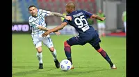 Kegigihan Crotone membuat Inter kesulitan di babak pertama. Dua tendangan terukur Stefano Sensi (kiri) bisa diamankan oleh kiper tuan rumah. (Foto: AFP/Giovanni Isolino)