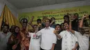 Sejumlah anggota Serikat Petani Indonesia (SPI) tampak berfoto bersama dengan Gubernur DKI Jakarta Joko Widodo Jakarta, Kamis (1/5/2014) (Liputan6.com/Herman Zakharia)