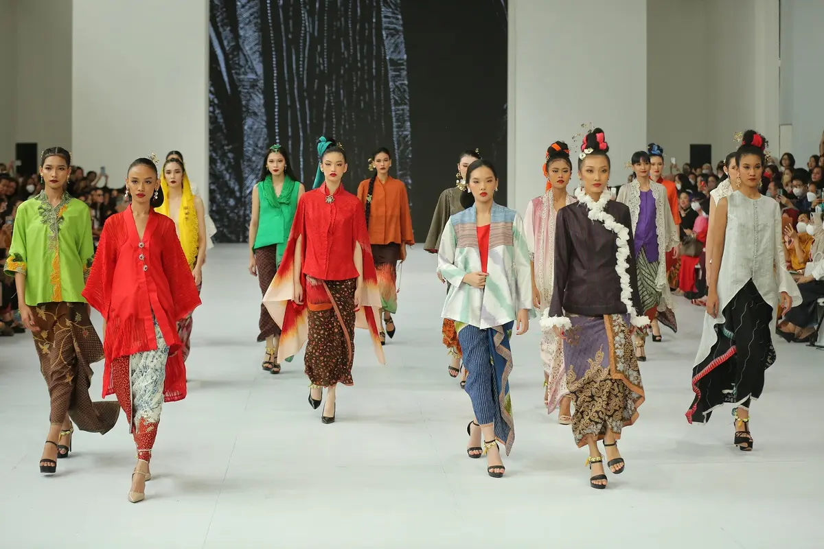 Warna Segar dalam Koleksi Kebaya dan Kain BIN House di Jakarta Fashion Week 2023