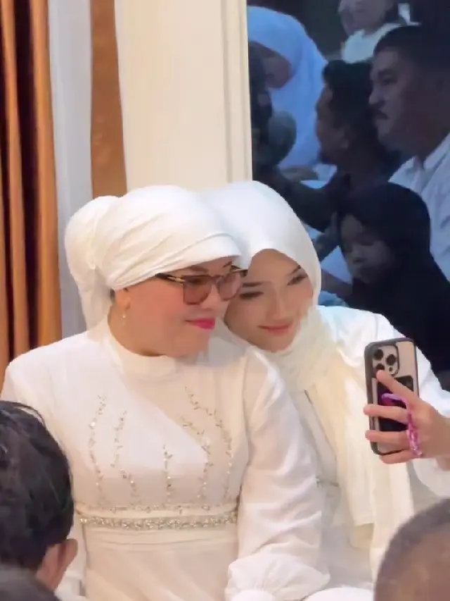 Potret Fuji Berhijab Syari di Momen Pengajian Frans Faisal (credit: instagram/fuji_an)