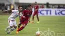 Pemain Timnas Indonesia U-22 Hanafi (kanan) berusaha mengambil bola dari kaki pemain Myanmar pada laga uji coba di Stadion Pakansari, Selasa (21/3/2017). Indonesia sementara bermain imbang 1-1. (Bola.com/Vitalis Yogi Trisna)