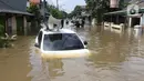 Kondisi mobil yang terseret arus banjir di perumah Ciledug Indah, Tangerang, Banten, Kamis (2/1/2020). Sebelumnya, media sosial diramaikan dengan video sejumlah mobil yang terseret arus banjir hingga ratusan meter ke arah dalam perumahan Ciledug Indah. (Liputan6.com/Angga Yuniar)