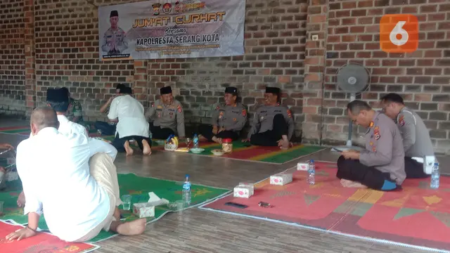 Kapolresta Serkot, Kombes Pol Nugroho Arianto, Menjawab Curhatan Warga. (Jumat, 20/01/2023). (Yandhi Deslatama/Liputan6.com).