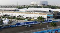 Pebalap Mercedes EQ Formula E Team, Nyck De Vries saat prepractice satu pada ajang Formula E di Jakarta International e-Prix Circuit (Jakarta E-Prix), Ancol pada Sabtu (4/6/2022). (Bola.com/M Iqbal Ichsan)