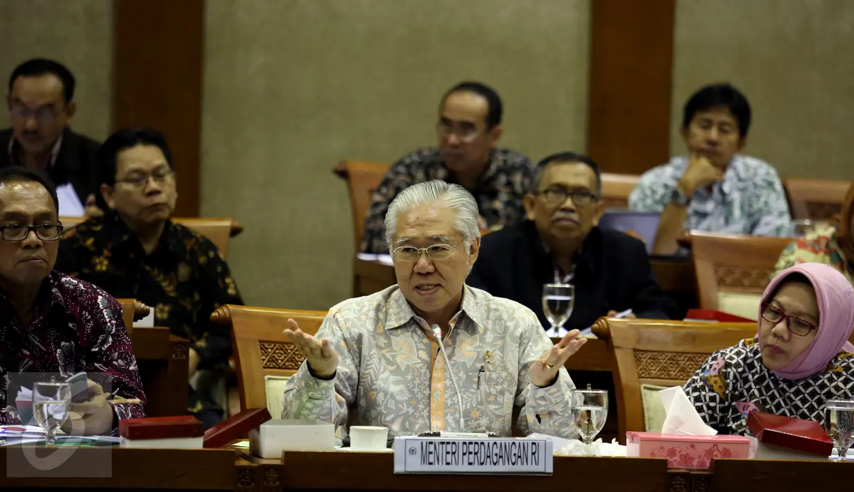Menteri Perdagangan, Enggartiasto Lukita memberikan penjelasan kepada Komisi VI DPR tentang harga cabe dan daging sapi yang sempat melonjak tinggi di Komplek Parlemen, Senayan, Jakarta, Selasa (14/2). (Liputan6.com/Johan Tallo)