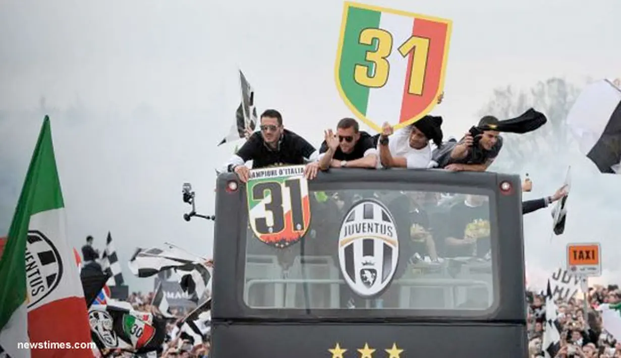 Para pendukung Juventus merayakan keberhasilan Juventus meraih Scudtto gelar Serie A musim 2012/2013 setelah mengalahkan Palermo 1-0, di Turin, Minggu, 5 Mei, 2013.
