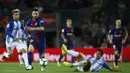 Gelandang Barcelona, Lionel Messi, melewati hadangan para pemain Malaga pada laga La Liga di Stadion Camp Nou, Barcelona, Sabtu (21/10/2017). Barcelona menang 2-0 atas Malaga. (AP/Manu Fernandez)